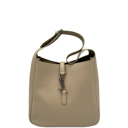 Borsa Saint Laurent LE 5 À 7 Piccola in pelle martellata beige dotata di manico regolabile con fibbia e rifinita con parti metalliche argentate e iconico logo Cassandre sulla chiusura. Completa di corredo. Originale, usato, in condizioni eccellenti. 