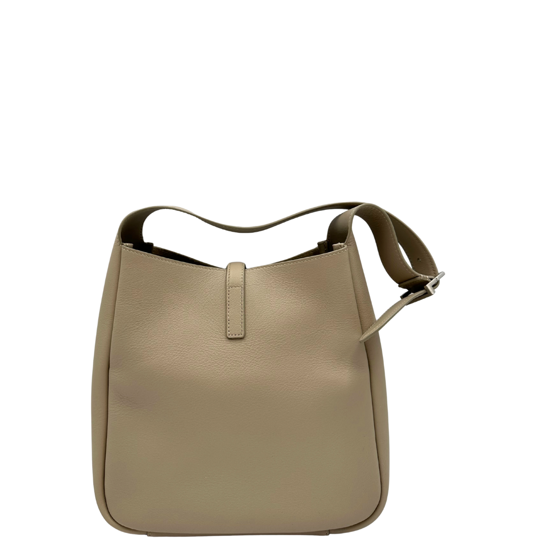 Borsa Saint Laurent LE 5 À 7 Piccola in pelle martellata beige dotata di manico regolabile con fibbia e rifinita con parti metalliche argentate e iconico logo Cassandre sulla chiusura. Completa di corredo. Originale, usato, in condizioni eccellenti. 