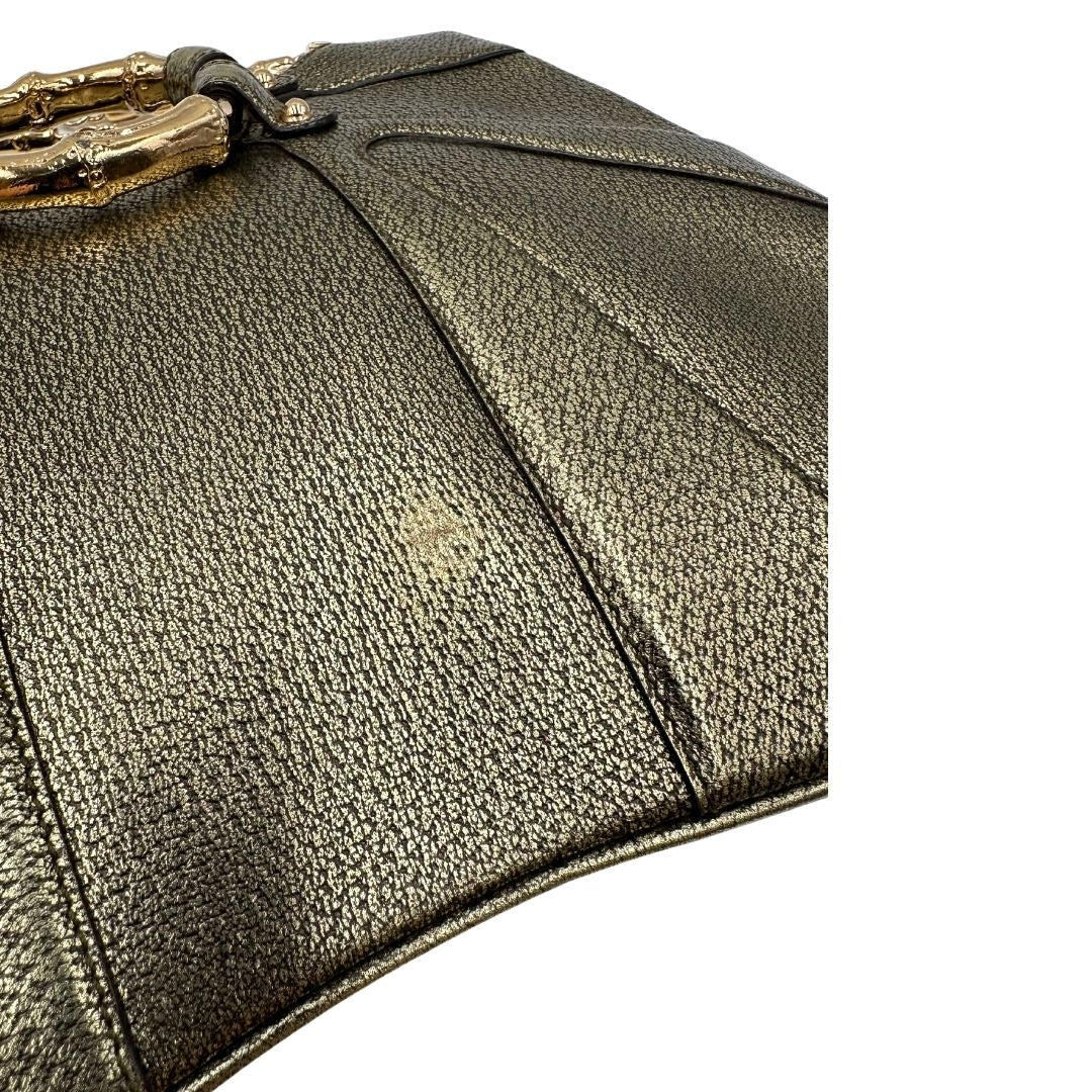 Borsa Gucci Ring x Tom Ford in pelle martellata color oro verdastro effetto metallizzato con parti metalliche dorate e dettagli bamboo in metallo. Da indossare a spalla. Originale, usato, in condizioni ottime. 