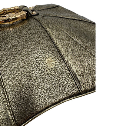 Borsa Gucci Ring x Tom Ford in pelle martellata color oro verdastro effetto metallizzato con parti metalliche dorate e dettagli bamboo in metallo. Da indossare a spalla. Originale, usato, in condizioni ottime. 