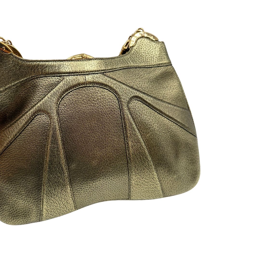 Borsa Gucci Ring x Tom Ford in pelle martellata color oro verdastro effetto metallizzato con parti metalliche dorate e dettagli bamboo in metallo. Da indossare a spalla. Originale, usato, in condizioni ottime. 