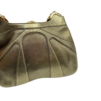 Borsa Gucci Ring x Tom Ford in pelle martellata color oro verdastro effetto metallizzato con parti metalliche dorate e dettagli bamboo in metallo. Da indossare a spalla. Originale, usato, in condizioni ottime. 