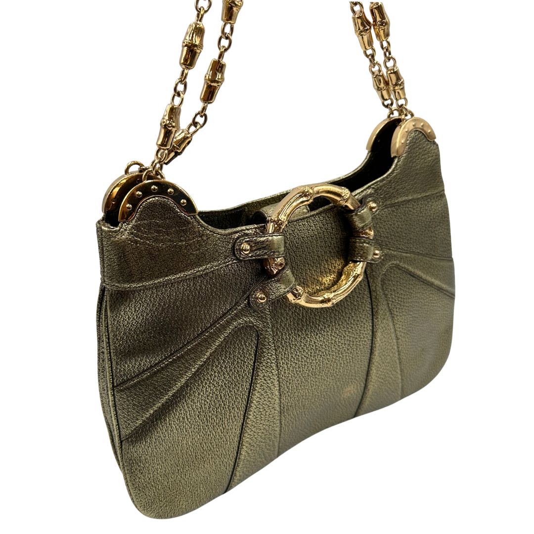 Borsa Gucci Ring x Tom Ford in pelle martellata color oro verdastro effetto metallizzato con parti metalliche dorate e dettagli bamboo in metallo. Da indossare a spalla. Originale, usato, in condizioni ottime. 