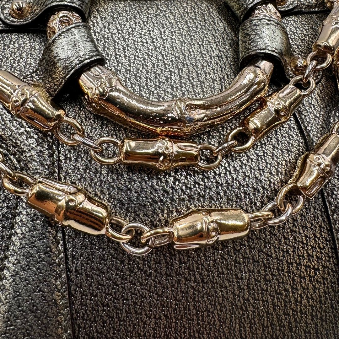 Borsa Gucci Ring x Tom Ford in pelle martellata color oro verdastro effetto metallizzato con parti metalliche dorate e dettagli bamboo in metallo. Da indossare a spalla. Originale, usato, in condizioni ottime. 