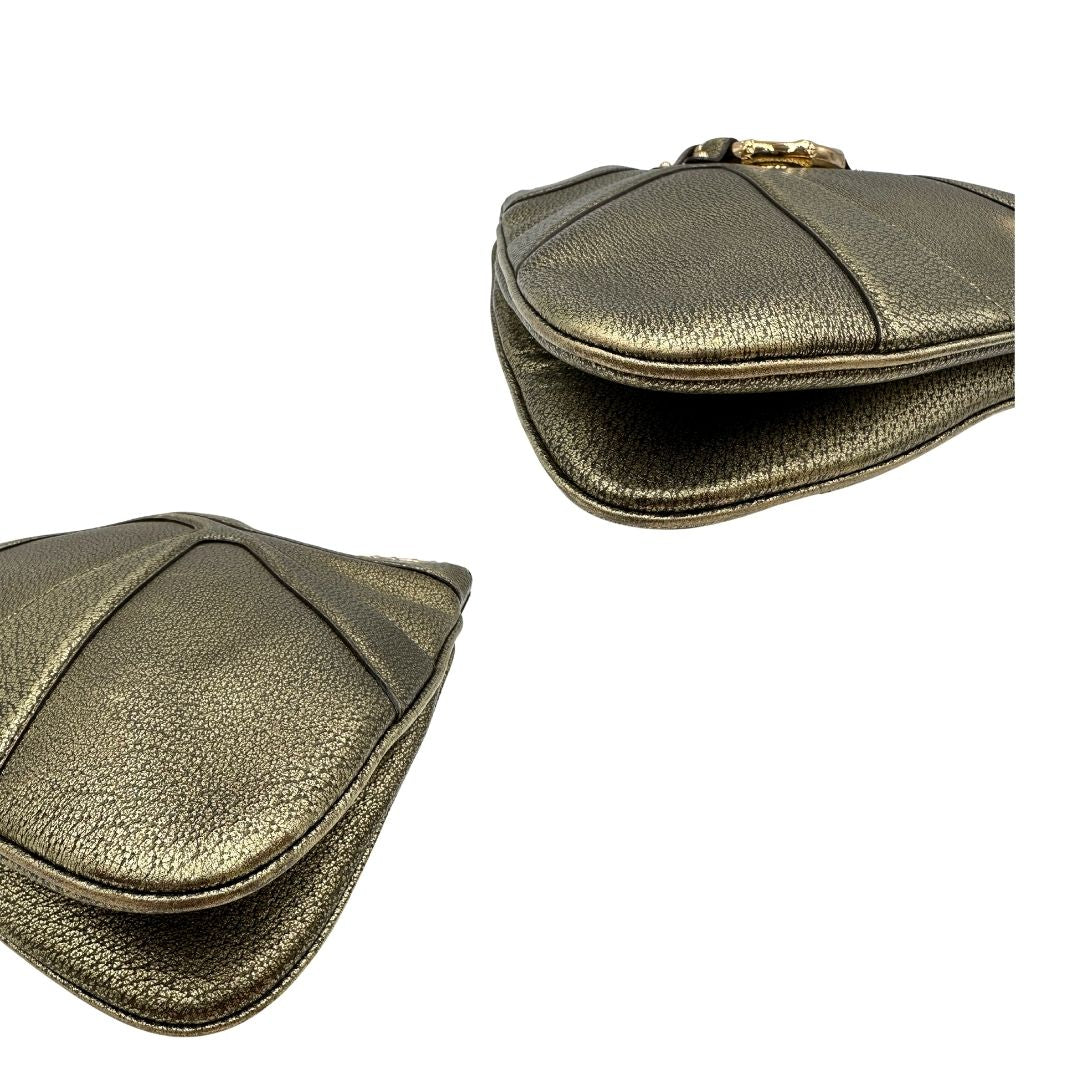 Borsa Gucci Ring x Tom Ford in pelle martellata color oro verdastro effetto metallizzato con parti metalliche dorate e dettagli bamboo in metallo. Da indossare a spalla. Originale, usato, in condizioni ottime. 