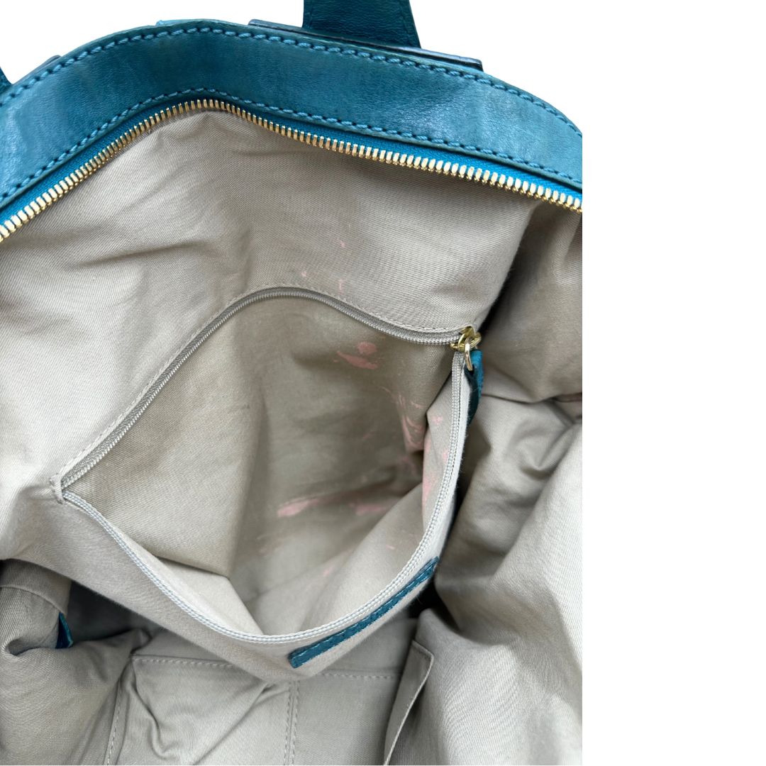 Borsa Nightingale Givenchy in pelle turchese munita di doppi manici e una tracolla amovibile impreziosita da una cerniera. parti metalliche dorate. Originale, usato, in condizioni ottime. 