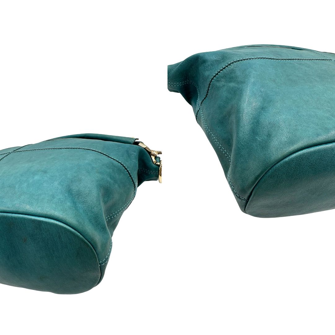 Borsa Nightingale Givenchy in pelle turchese munita di doppi manici e una tracolla amovibile impreziosita da una cerniera. parti metalliche dorate. Originale, usato, in condizioni ottime. 