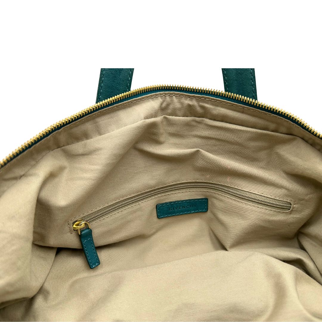 Borsa Nightingale Givenchy in pelle turchese munita di doppi manici e una tracolla amovibile impreziosita da una cerniera. parti metalliche dorate. Originale, usato, in condizioni ottime. 