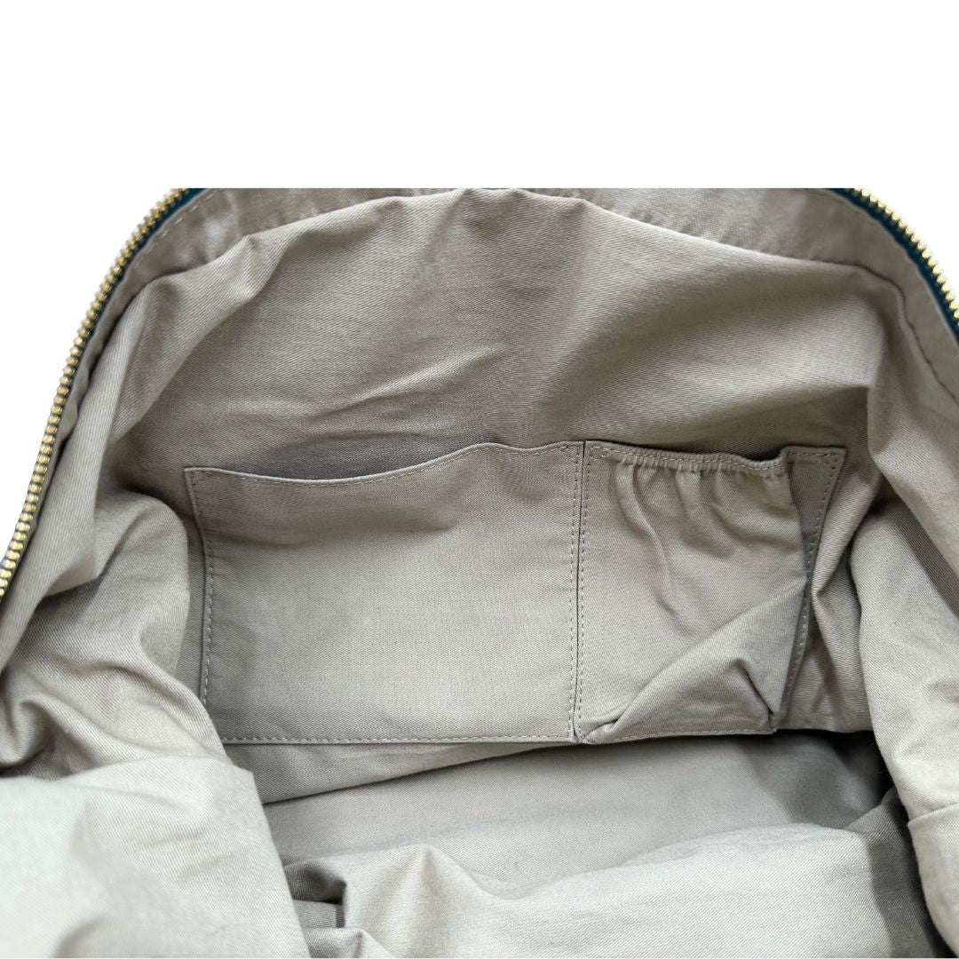 Borsa Nightingale Givenchy in pelle turchese munita di doppi manici e una tracolla amovibile impreziosita da una cerniera. parti metalliche dorate. Originale, usato, in condizioni ottime. 