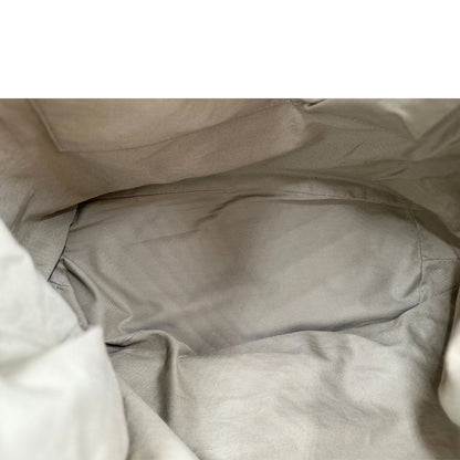 Borsa Nightingale Givenchy in pelle turchese munita di doppi manici e una tracolla amovibile impreziosita da una cerniera. parti metalliche dorate. Originale, usato, in condizioni ottime. 