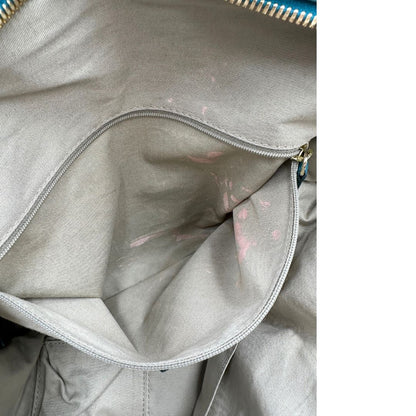 Borsa Nightingale Givenchy in pelle turchese munita di doppi manici e una tracolla amovibile impreziosita da una cerniera. parti metalliche dorate. Originale, usato, in condizioni ottime. 