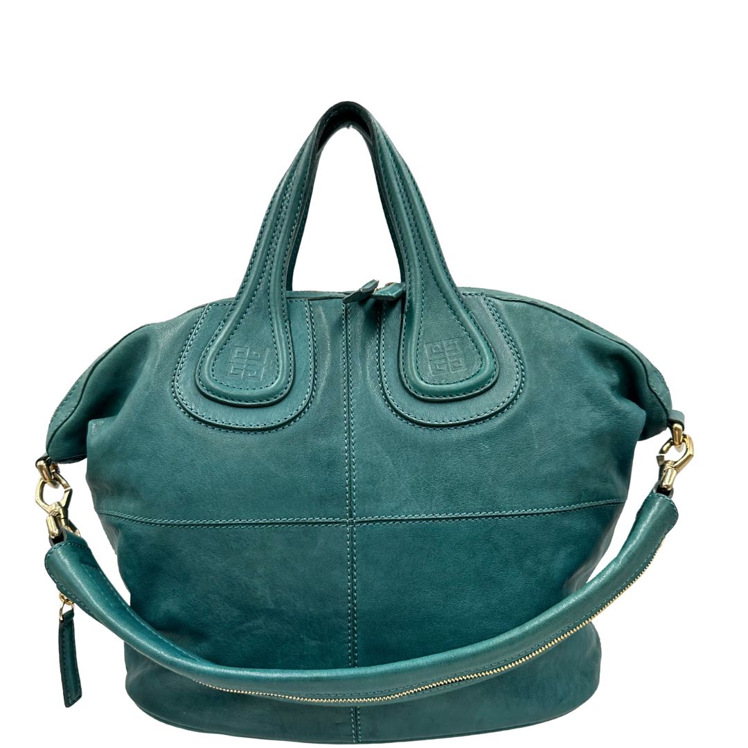 Borsa Nightingale Givenchy in pelle turchese munita di doppi manici e una tracolla amovibile impreziosita da una cerniera. parti metalliche dorate. Originale, usato, in condizioni ottime. 