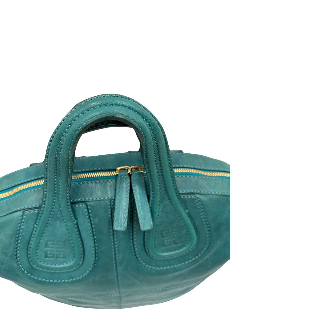Borsa Nightingale Givenchy in pelle turchese munita di doppi manici e una tracolla amovibile impreziosita da una cerniera. parti metalliche dorate. Originale, usato, in condizioni ottime. 