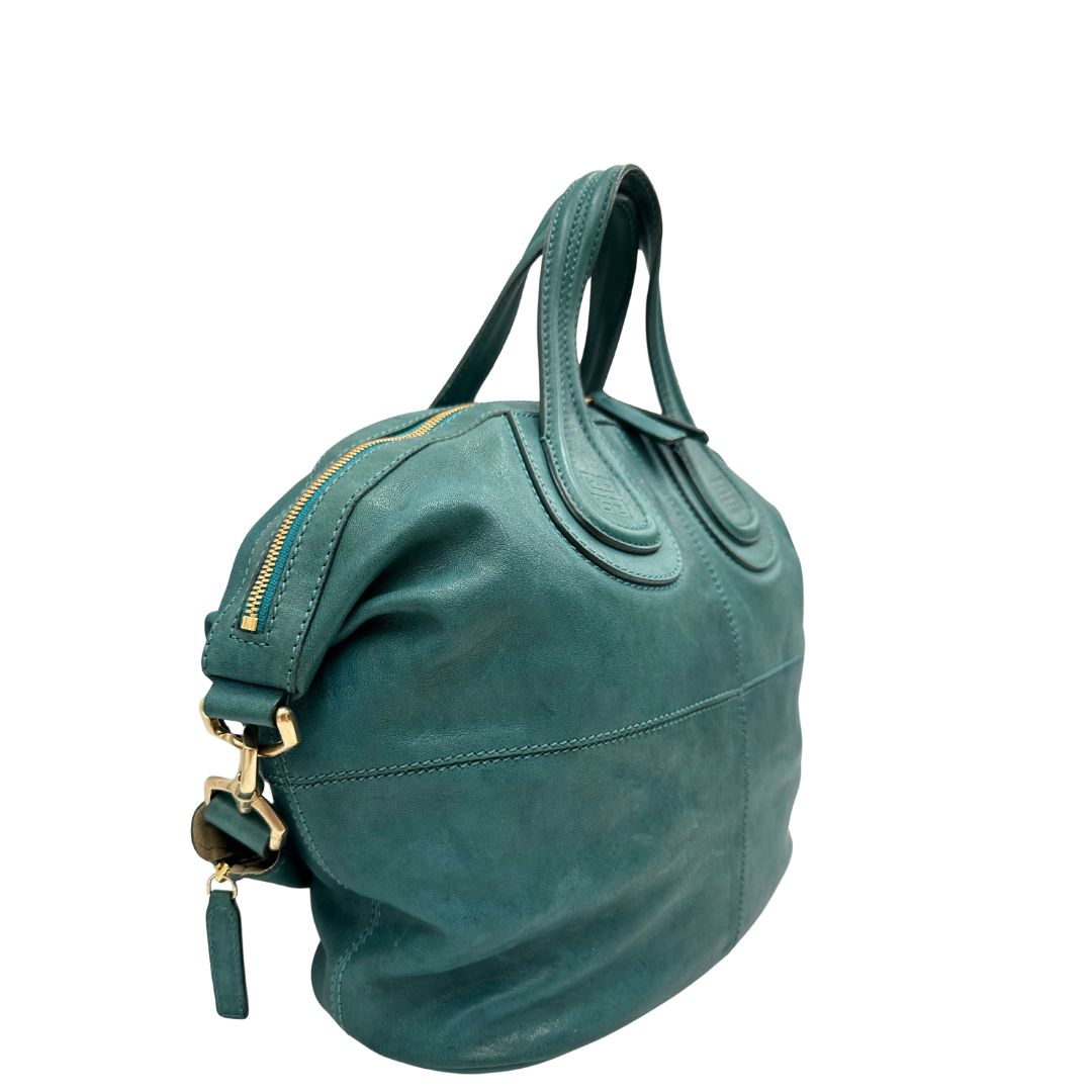 Borsa Nightingale Givenchy in pelle turchese munita di doppi manici e una tracolla amovibile impreziosita da una cerniera. parti metalliche dorate. Originale, usato, in condizioni ottime. 