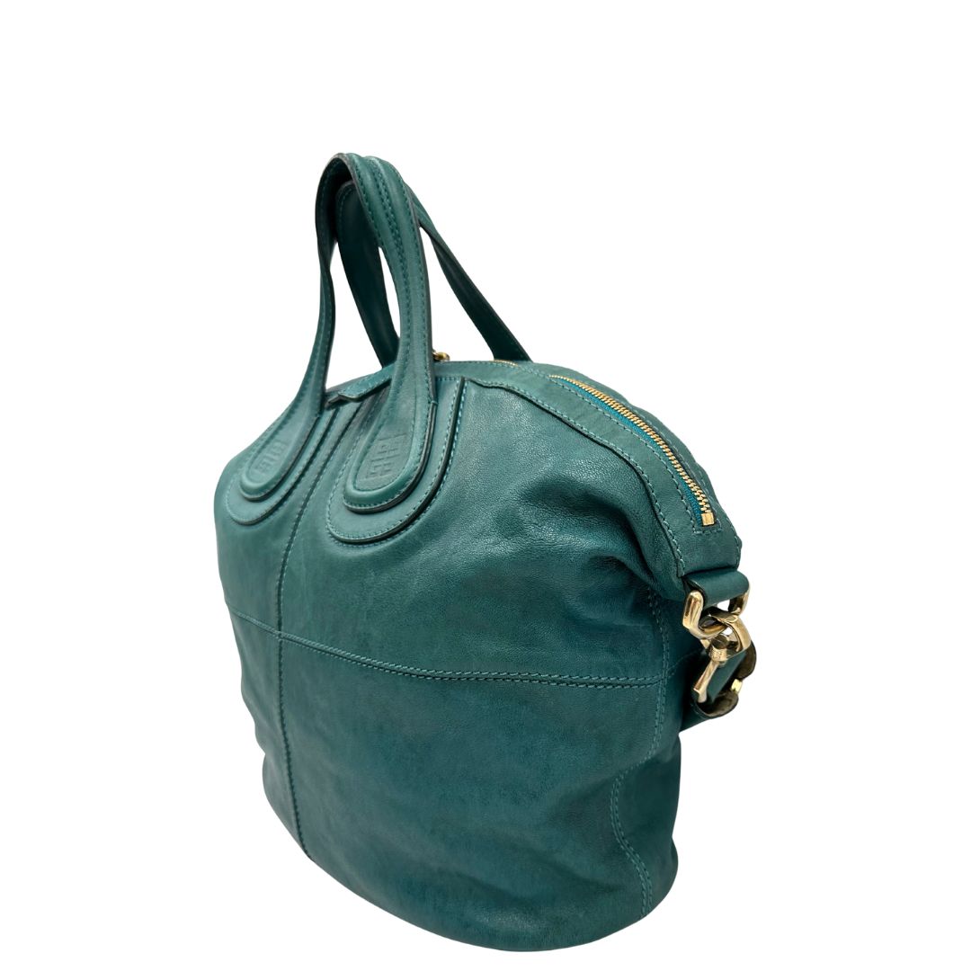 Borsa Nightingale Givenchy in pelle turchese munita di doppi manici e una tracolla amovibile impreziosita da una cerniera. parti metalliche dorate. Originale, usato, in condizioni ottime. 