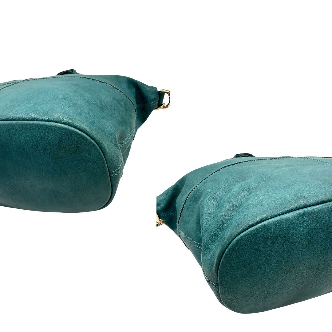 Borsa Nightingale Givenchy in pelle turchese munita di doppi manici e una tracolla amovibile impreziosita da una cerniera. parti metalliche dorate. Originale, usato, in condizioni ottime. 