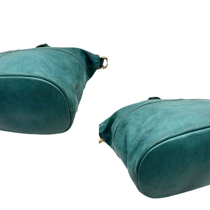 Borsa Nightingale Givenchy in pelle turchese munita di doppi manici e una tracolla amovibile impreziosita da una cerniera. parti metalliche dorate. Originale, usato, in condizioni ottime. 