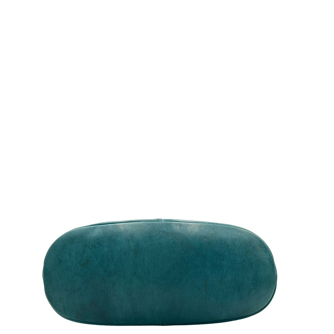 Borsa Nightingale Givenchy in pelle turchese munita di doppi manici e una tracolla amovibile impreziosita da una cerniera. parti metalliche dorate. Originale, usato, in condizioni ottime. 