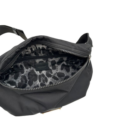 interno Marsupio D&G in nylon nero rifinito con parti metalliche effetto renio; munita di cinta regolabile con chiusura a gancio 