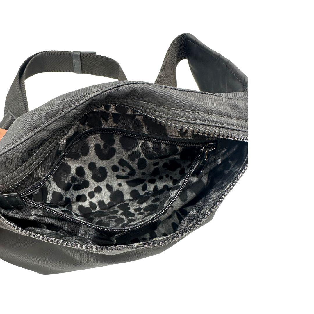 interno Marsupio D&G in nylon nero rifinito con parti metalliche effetto renio; munita di cinta regolabile con chiusura a gancio 