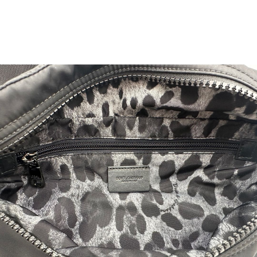 interno Marsupio D&G in nylon nero rifinito con parti metalliche effetto renio; munita di cinta regolabile con chiusura a gancio 