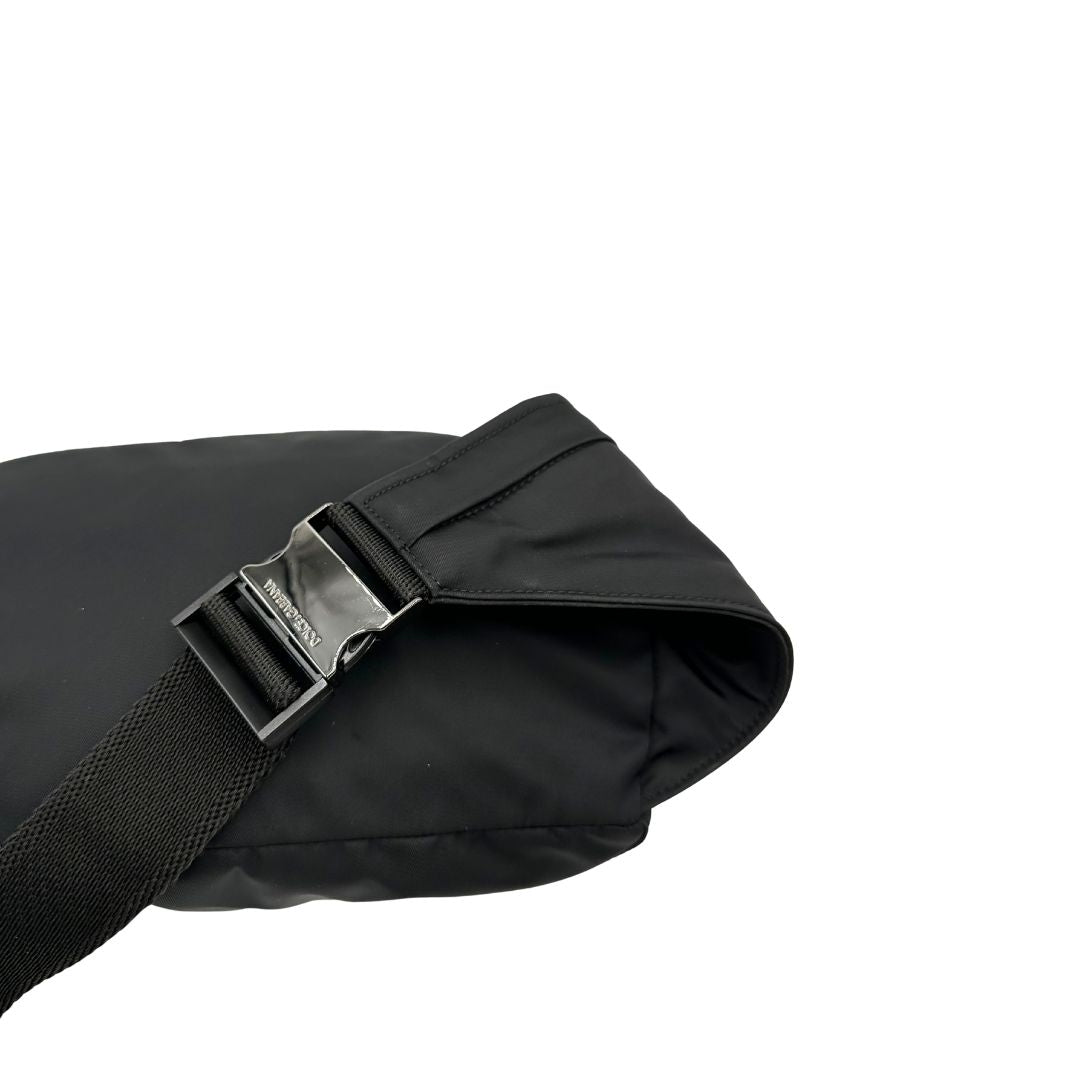 Marsupio D&G in nylon nero rifinito con parti metalliche effetto renio; munita di cinta regolabile con chiusura a gancio 