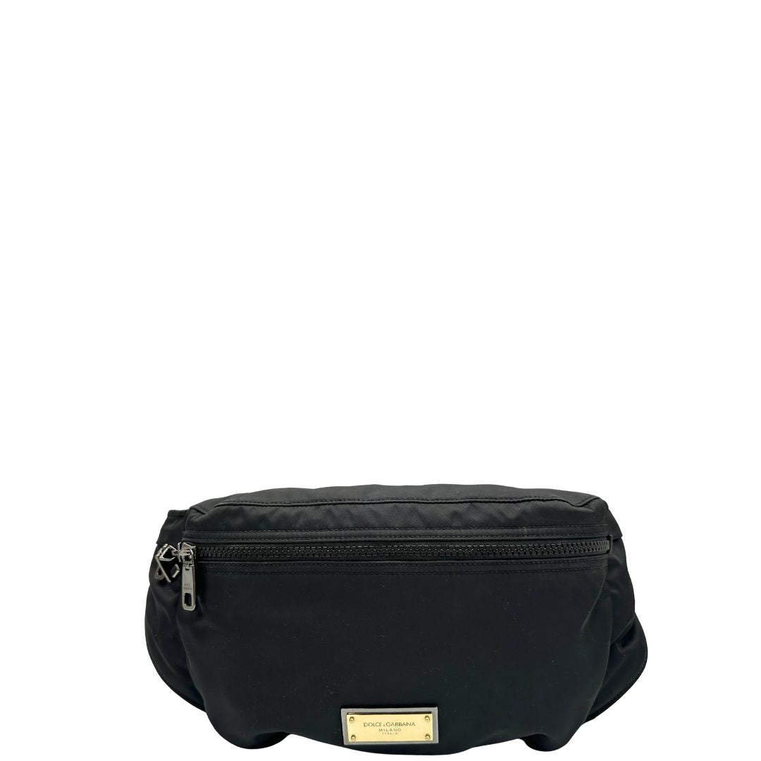 front Marsupio D&G in nylon nero rifinito con parti metalliche effetto renio; munita di cinta regolabile con chiusura a gancio