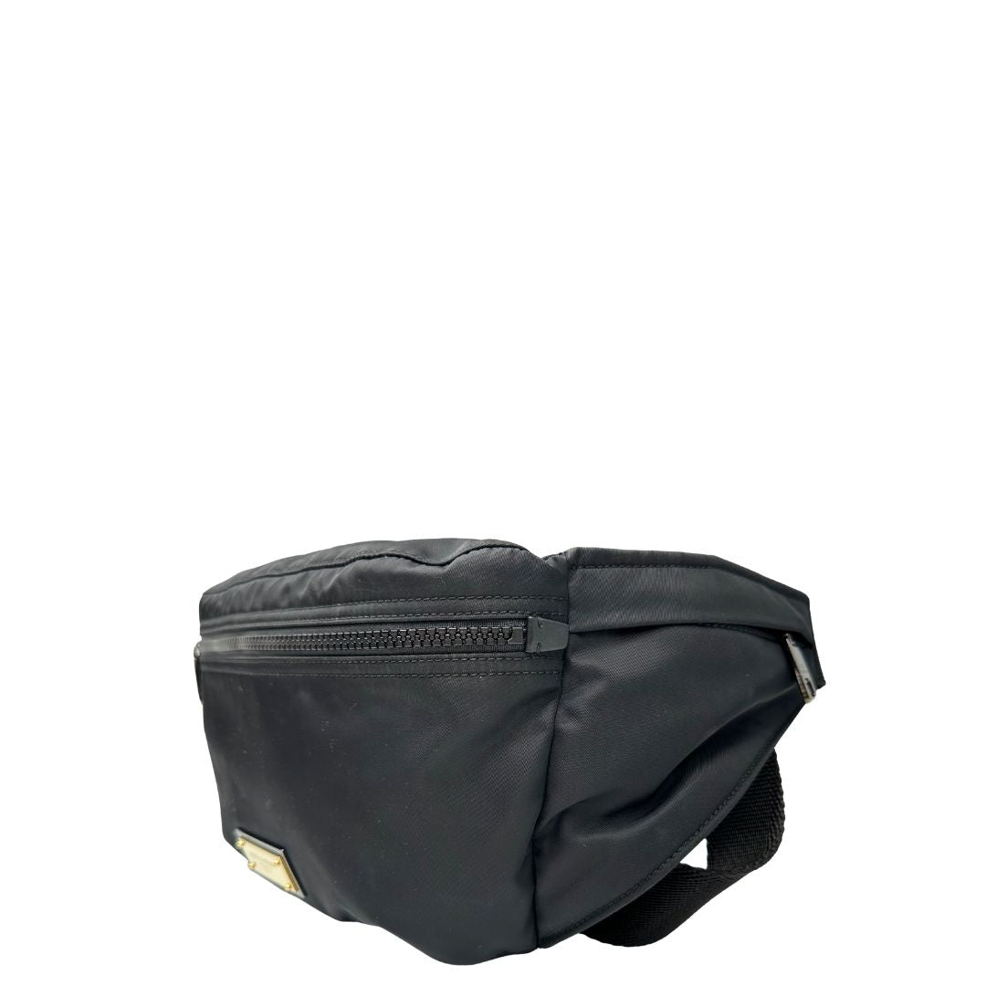 lato front Marsupio D&G in nylon nero rifinito con parti metalliche effetto renio; munita di cinta regolabile con chiusura a gancio 