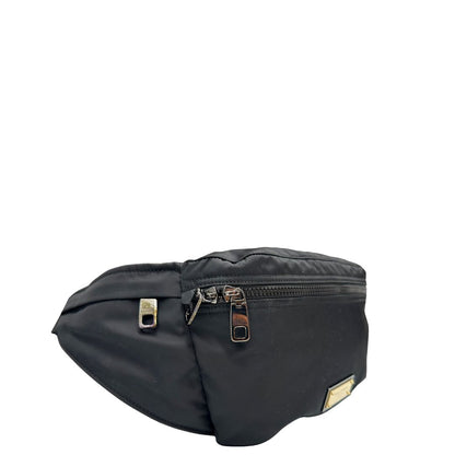 lato front Marsupio D&G in nylon nero rifinito con parti metalliche effetto renio; munita di cinta regolabile con chiusura a gancio 