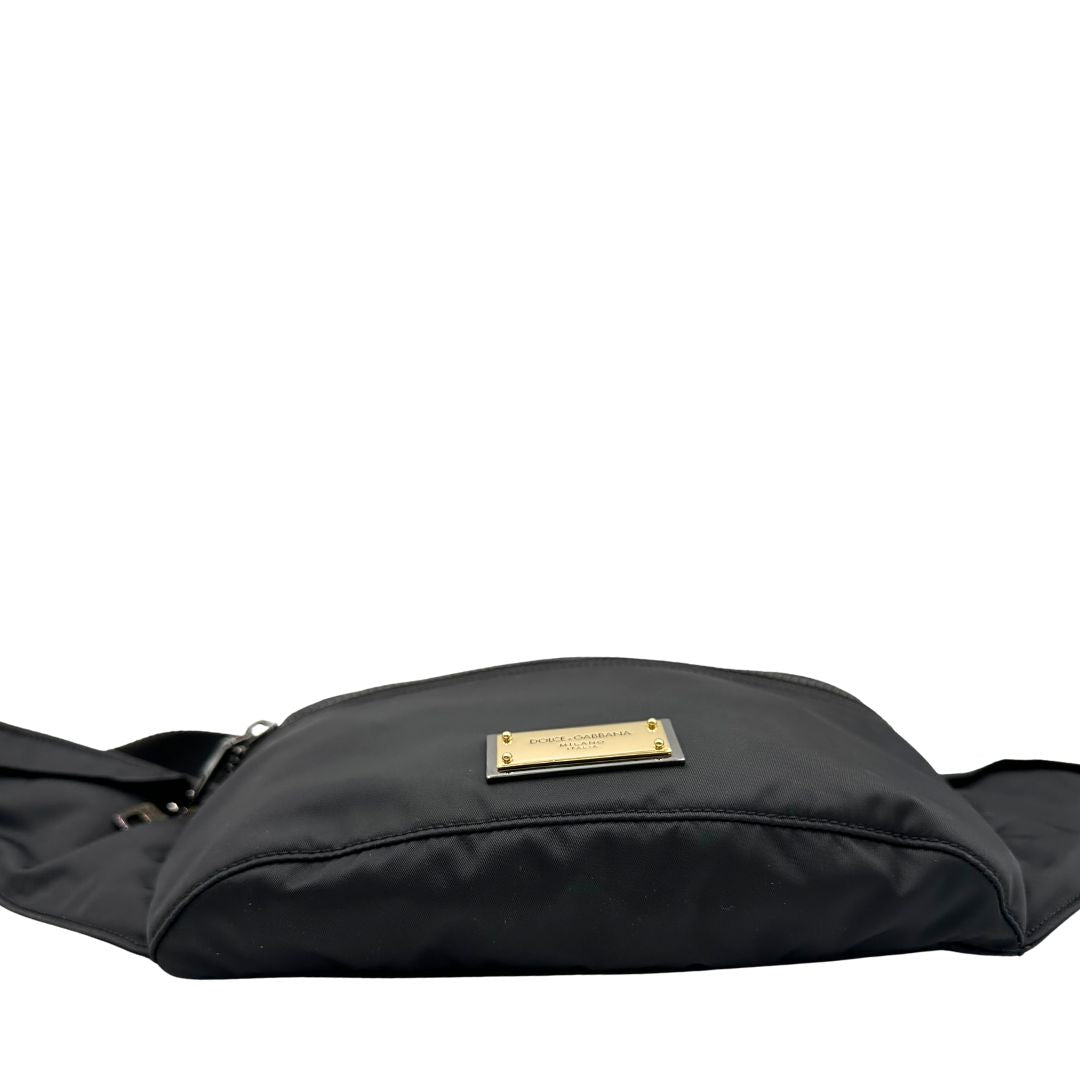 base front Marsupio D&G in nylon nero rifinito con parti metalliche effetto renio; munita di cinta regolabile con chiusura a gancio 