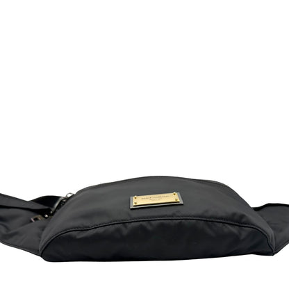 base front Marsupio D&G in nylon nero rifinito con parti metalliche effetto renio; munita di cinta regolabile con chiusura a gancio 