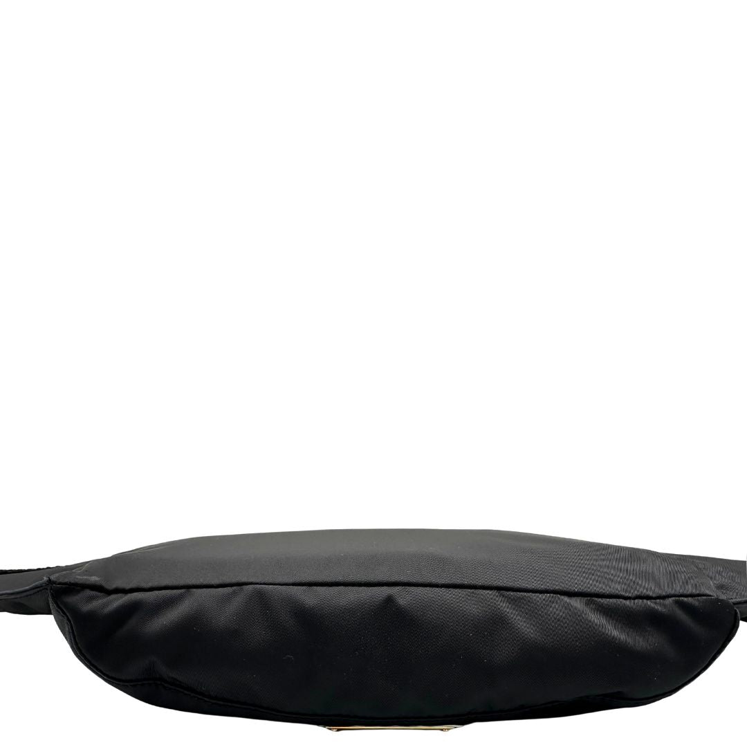 Marsupio D&G in nylon nero rifinito con parti metalliche effetto renio; munita di cinta regolabile con chiusura a gancio 