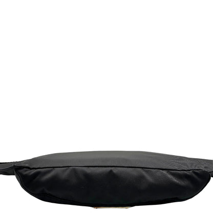 Marsupio D&G in nylon nero rifinito con parti metalliche effetto renio; munita di cinta regolabile con chiusura a gancio 