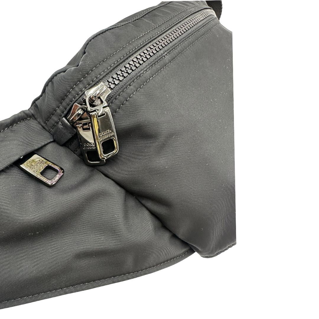 chiusura Marsupio D&G in nylon nero rifinito con parti metalliche effetto renio; munita di cinta regolabile con chiusura a gancio 