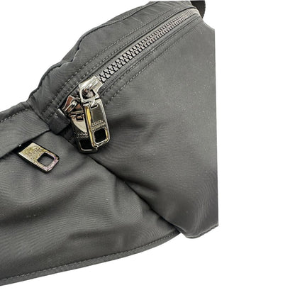 chiusura Marsupio D&G in nylon nero rifinito con parti metalliche effetto renio; munita di cinta regolabile con chiusura a gancio 