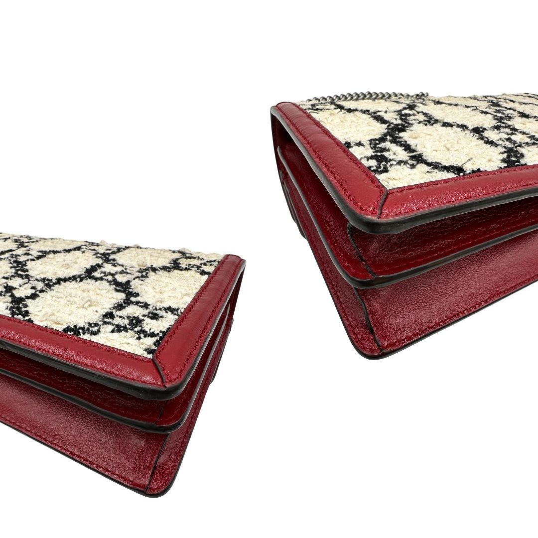 Borsa Gucci Dionysus in tweed bianco con trama maxi GG nera e finiture in pelle bordeaux. Presenta una tracolla scorrevole in catena e l'iconica chiusura a testa di tigre. Completa di dustbag. Originale, di lusso, usato, condizioni ottime. 