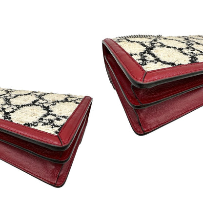 Borsa Gucci Dionysus in tweed bianco con trama maxi GG nera e finiture in pelle bordeaux. Presenta una tracolla scorrevole in catena e l'iconica chiusura a testa di tigre. Completa di dustbag. Originale, di lusso, usato, condizioni ottime. 