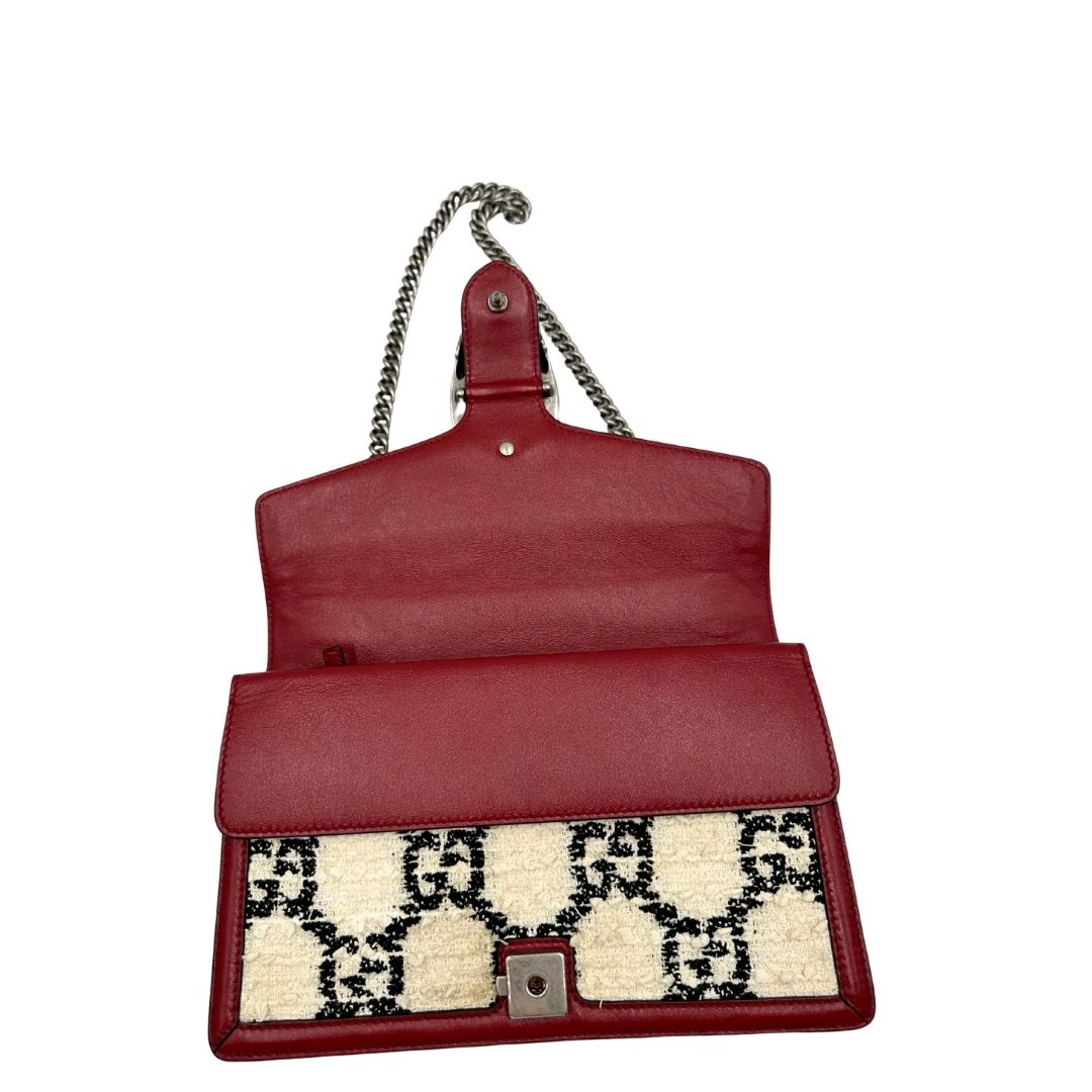 Borsa Gucci Dionysus in tweed bianco con trama maxi GG nera e finiture in pelle bordeaux. Presenta una tracolla scorrevole in catena e l'iconica chiusura a testa di tigre. Completa di dustbag. Originale, di lusso, usato, condizioni ottime. 