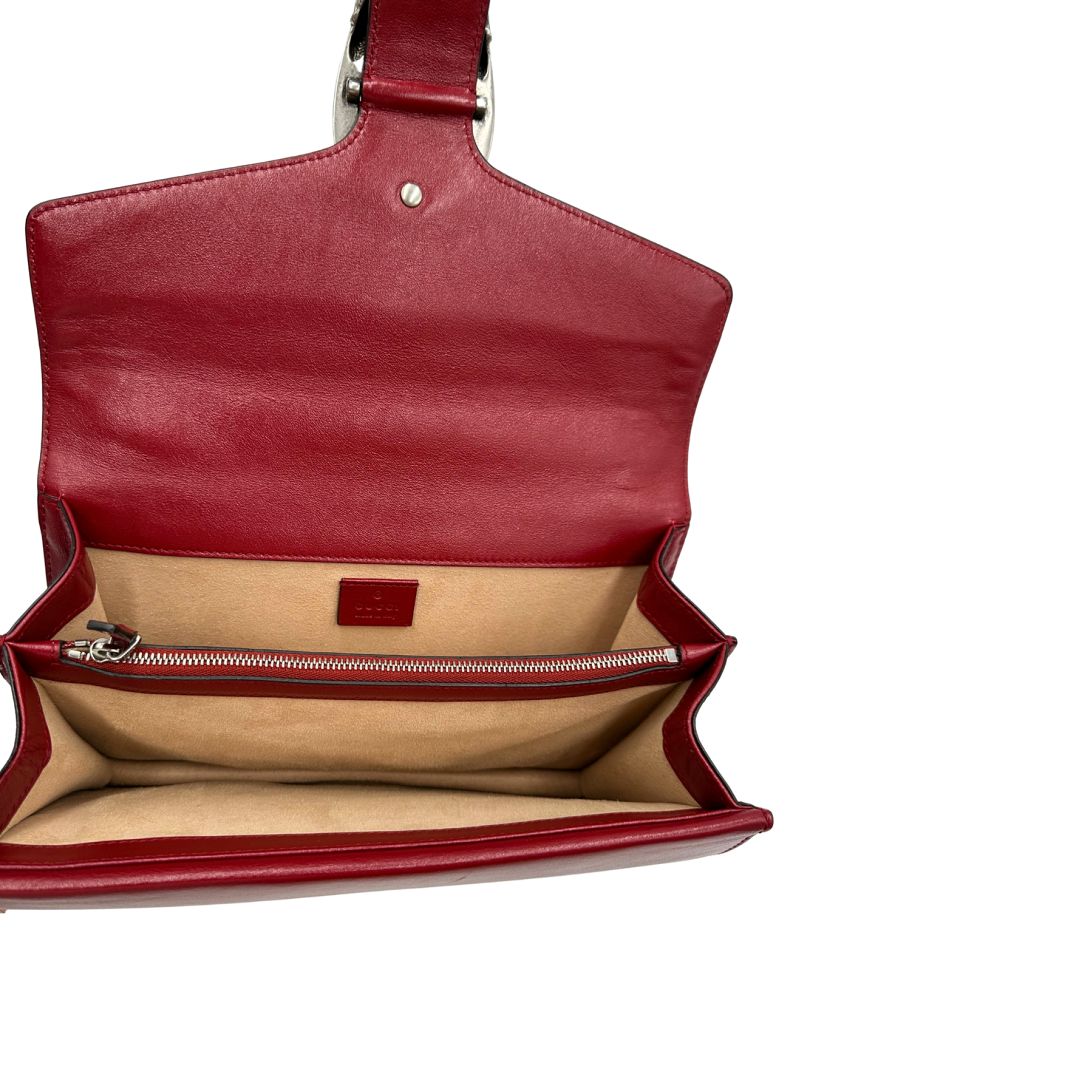 Borsa Gucci Dionysus in tweed bianco con trama maxi GG nera e finiture in pelle bordeaux. Presenta una tracolla scorrevole in catena e l'iconica chiusura a testa di tigre. Completa di dustbag. Originale, di lusso, usato, condizioni ottime. 