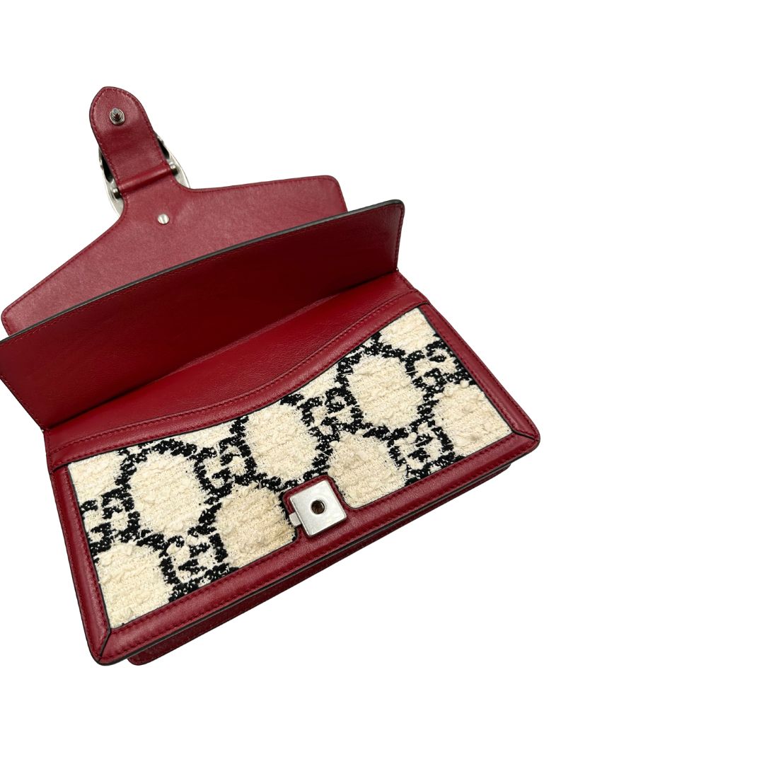 Borsa Gucci Dionysus in tweed bianco con trama maxi GG nera e finiture in pelle bordeaux. Presenta una tracolla scorrevole in catena e l'iconica chiusura a testa di tigre. Completa di dustbag. Originale, di lusso, usato, condizioni ottime. 