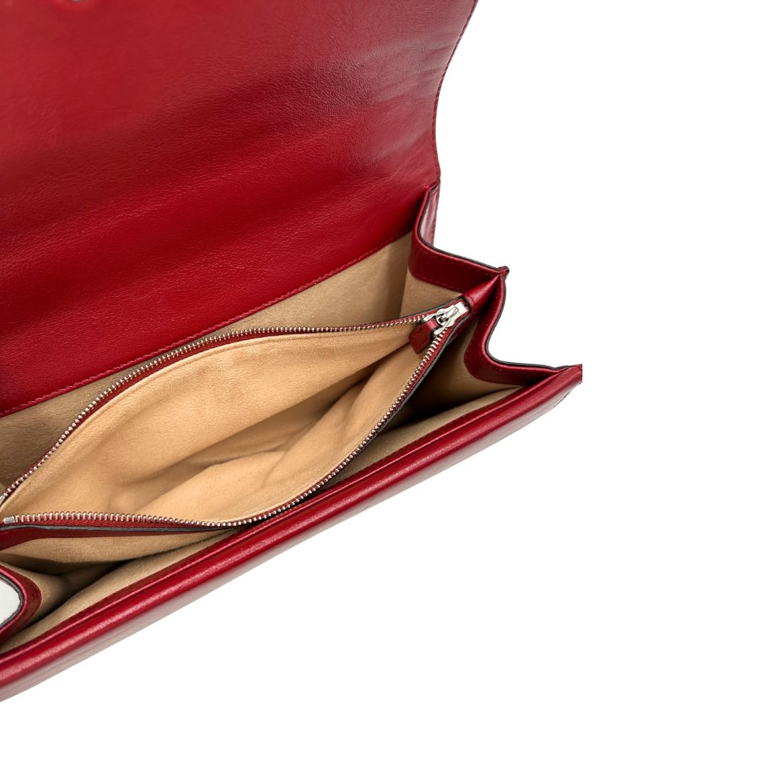 Borsa Gucci Dionysus in tweed bianco con trama maxi GG nera e finiture in pelle bordeaux. Presenta una tracolla scorrevole in catena e l'iconica chiusura a testa di tigre. Completa di dustbag. Originale, di lusso, usato, condizioni ottime. 