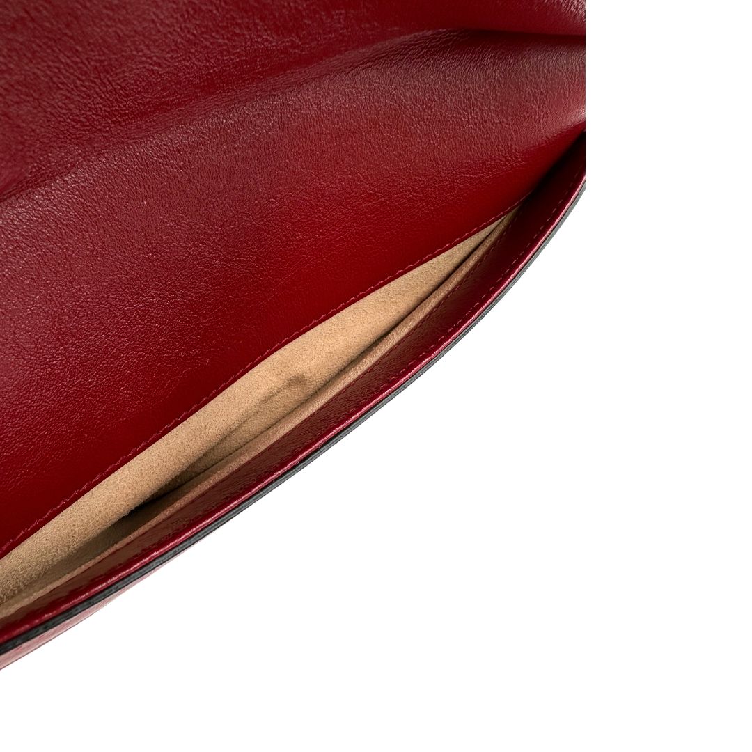 Borsa Gucci Dionysus in tweed bianco con trama maxi GG nera e finiture in pelle bordeaux. Presenta una tracolla scorrevole in catena e l'iconica chiusura a testa di tigre. Completa di dustbag. Originale, di lusso, usato, condizioni ottime. 