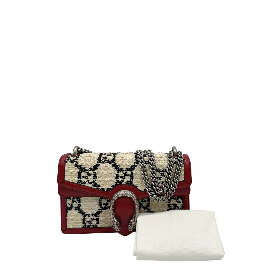 Borsa Gucci Dionysus in tweed bianco con trama maxi GG nera e finiture in pelle bordeaux. Presenta una tracolla scorrevole in catena e l'iconica chiusura a testa di tigre. Completa di dustbag. Originale, di lusso, usato, condizioni ottime. 