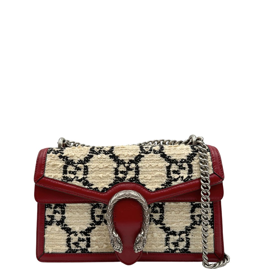 Borsa Gucci Dionysus in tweed bianco con trama maxi GG nera e finiture in pelle bordeaux. Presenta una tracolla scorrevole in catena e l'iconica chiusura a testa di tigre. Completa di dustbag. Originale, di lusso, usato, condizioni ottime. 