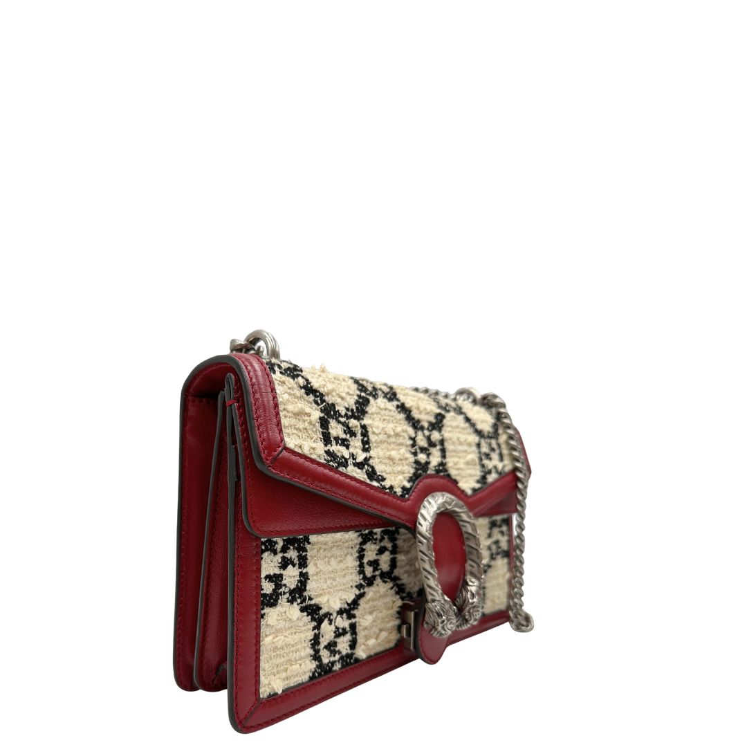 Borsa Gucci Dionysus in tweed bianco con trama maxi GG nera e finiture in pelle bordeaux. Presenta una tracolla scorrevole in catena e l'iconica chiusura a testa di tigre. Completa di dustbag. Originale, di lusso, usato, condizioni ottime. 