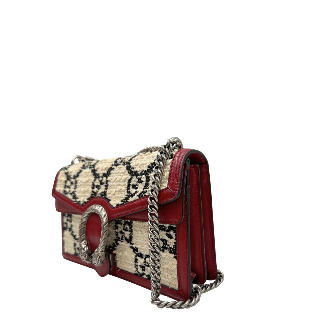 Borsa Gucci Dionysus in tweed bianco con trama maxi GG nera e finiture in pelle bordeaux. Presenta una tracolla scorrevole in catena e l'iconica chiusura a testa di tigre. Completa di dustbag. Originale, di lusso, usato, condizioni ottime. 