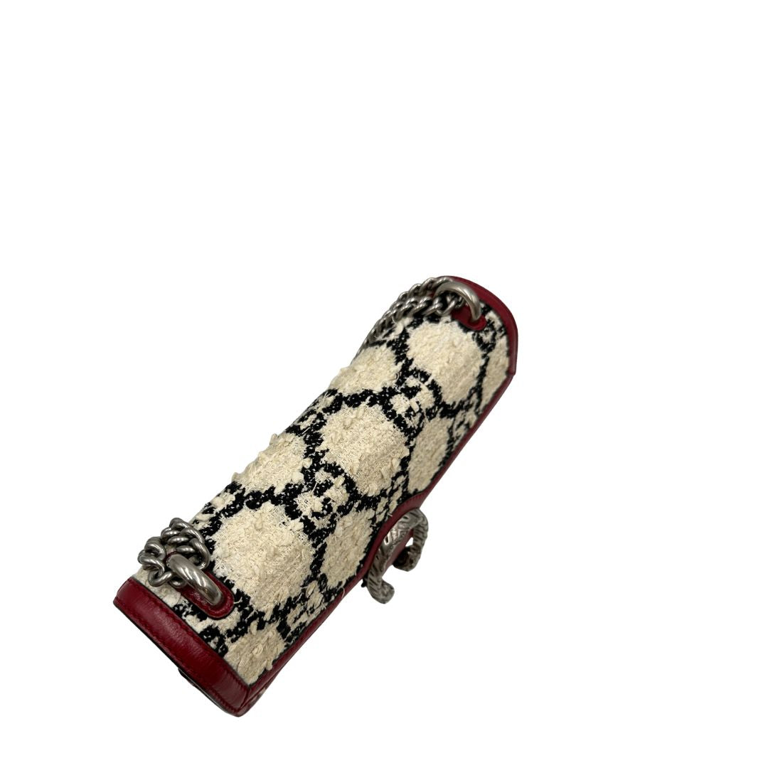 Borsa Gucci Dionysus in tweed bianco con trama maxi GG nera e finiture in pelle bordeaux. Presenta una tracolla scorrevole in catena e l'iconica chiusura a testa di tigre. Completa di dustbag. Originale, di lusso, usato, condizioni ottime. 