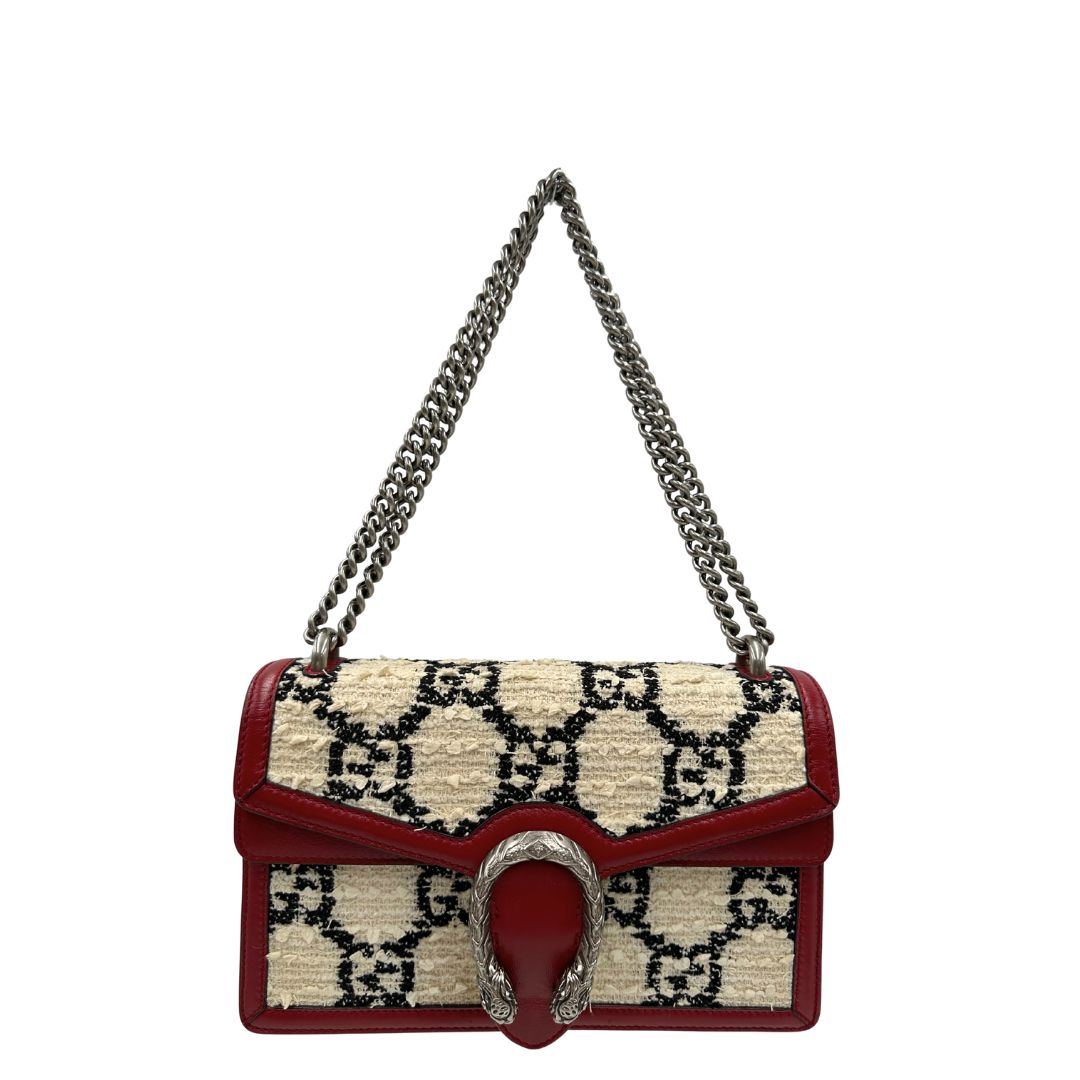 Borsa Gucci Dionysus in tweed bianco con trama maxi GG nera e finiture in pelle bordeaux. Presenta una tracolla scorrevole in catena e l'iconica chiusura a testa di tigre. Completa di dustbag. Originale, di lusso, usato, condizioni ottime. 