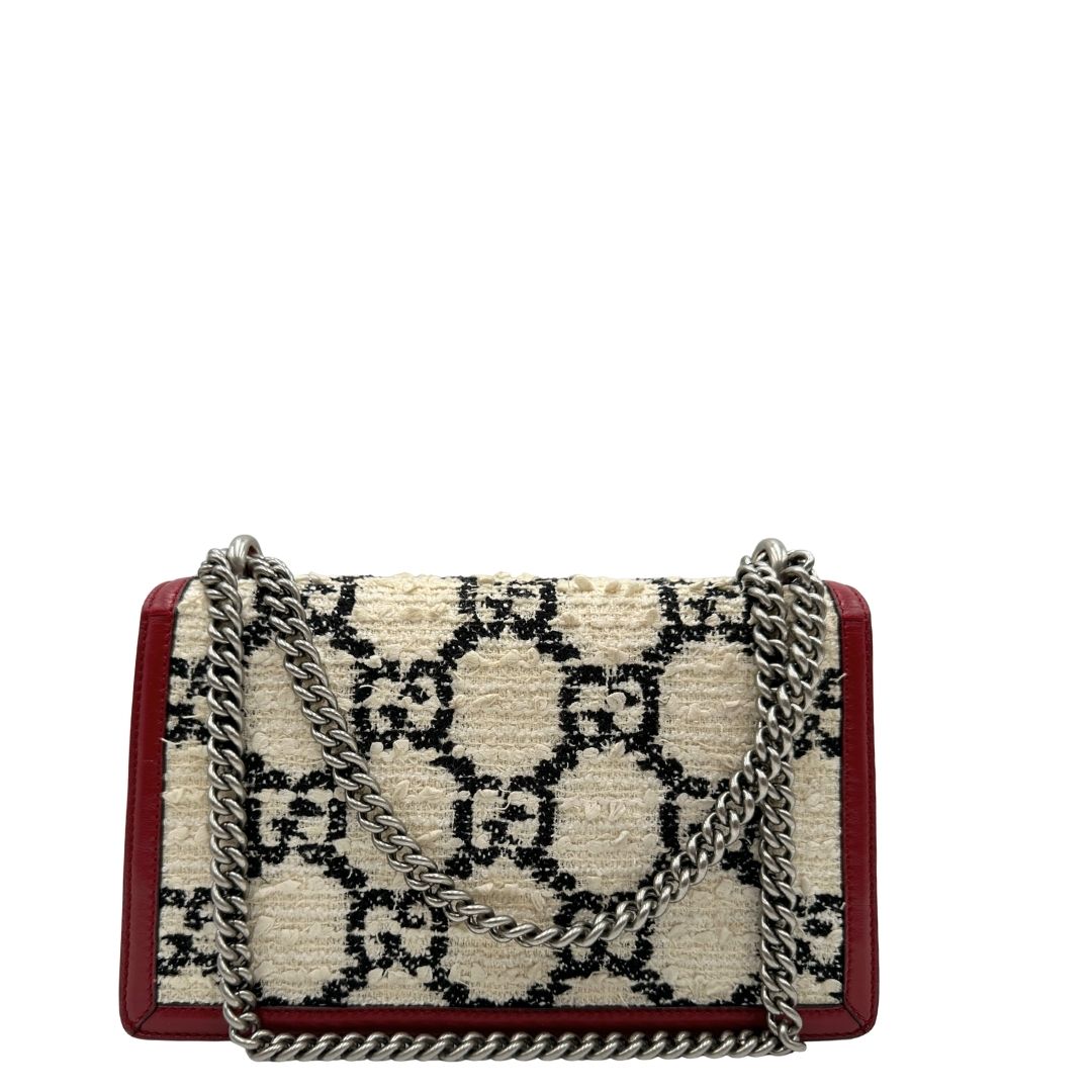 Borsa Gucci Dionysus in tweed bianco con trama maxi GG nera e finiture in pelle bordeaux. Presenta una tracolla scorrevole in catena e l'iconica chiusura a testa di tigre. Completa di dustbag. Originale, di lusso, usato, condizioni ottime. 