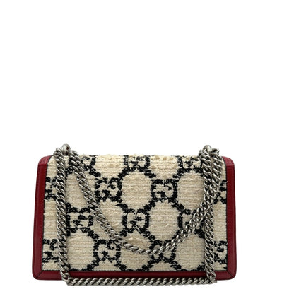 Borsa Gucci Dionysus in tweed bianco con trama maxi GG nera e finiture in pelle bordeaux. Presenta una tracolla scorrevole in catena e l'iconica chiusura a testa di tigre. Completa di dustbag. Originale, di lusso, usato, condizioni ottime. 